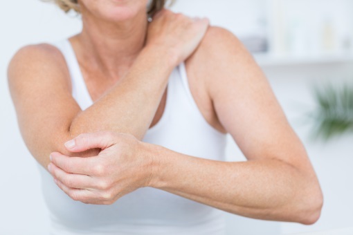 L'ostéopathie traite les douleurs de coude.